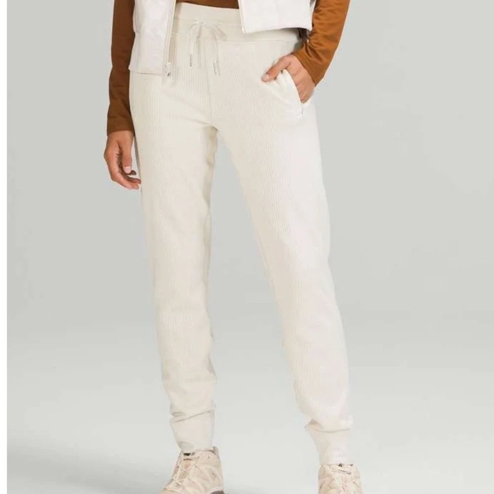 Lululemon Engineered Warmth High Rise Joggers Opal White Waffle Knit Size 4 Wool